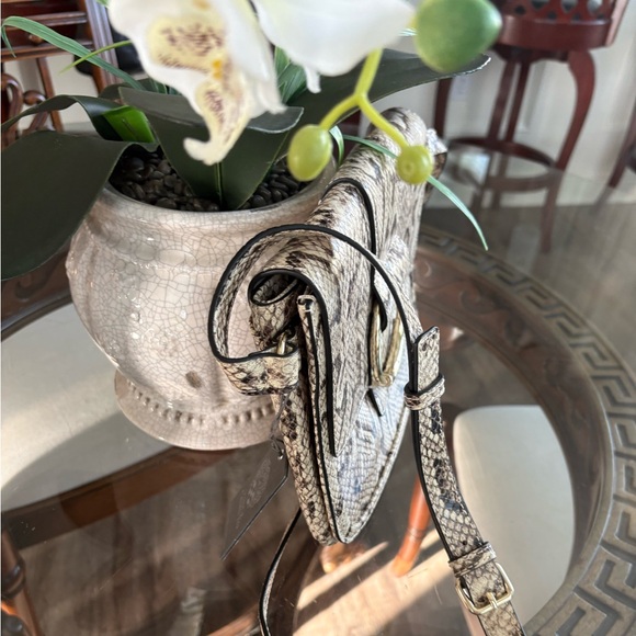 🤍🤍VIINCE CAMUTO CAIA SNAKESKIN LEATHER CROSSBODY BAG! 🤍🤍 - Picture 3 of 8